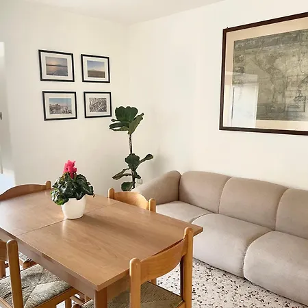 Lorenzo's House Centre - Comfortable Large With 2 Bedrooms And 2 Baths, Close To Trains, Metro And Bus Station