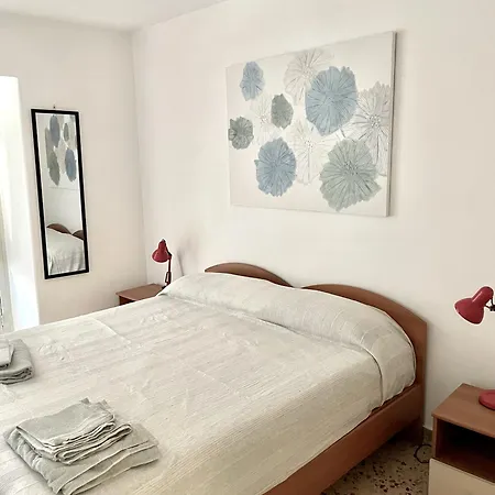 Lorenzo's House Centre - Comfortable Large With 2 Bedrooms And 2 Baths, Close To Trains, Metro And Bus Station Apartment