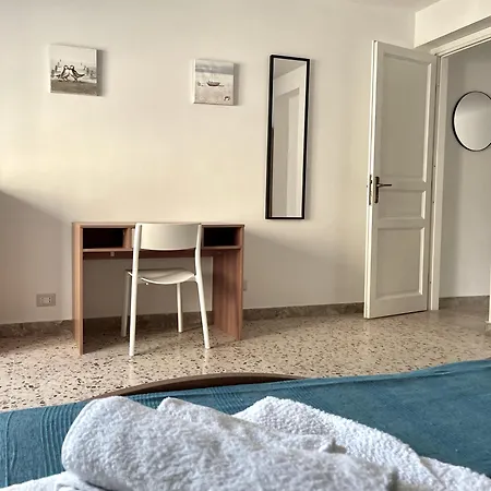 Apartment Lorenzo's House Centre - Comfortable Large With 2 Bedrooms And 2 Baths, Close To Trains, Metro And Bus Station