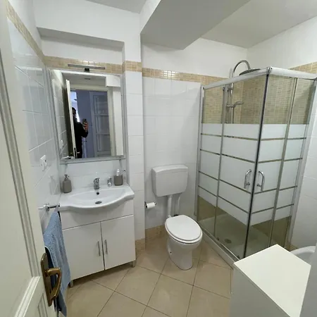 Lorenzo's House Centre - Comfortable Large With 2 Bedrooms And 2 Baths, Close To Trains, Metro And Bus Station Apartment